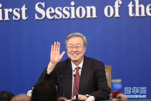十三屆全國人大一次會議新聞中心3月9日在梅地亞中心多功能廳舉行記者會，邀請中國人民銀行行長周小川，副行長易綱，副行長、國家外匯管理局局長潘功勝就“金融改革與發(fā)展”相關(guān)問題回答中外記者提問。圖為周小川向記者招手致意。新華網(wǎng) 中國政府網(wǎng) 陳杰 攝
