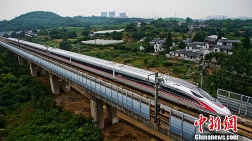 圖為2017年6月26日，具有完全自主知識產權的中國標準動車組“復興號”動車行駛在京滬高鐵江蘇鎮江段。<a target='_blank' href='http://www.chinanews.com/'>中新社</a>記者 陳崗 攝