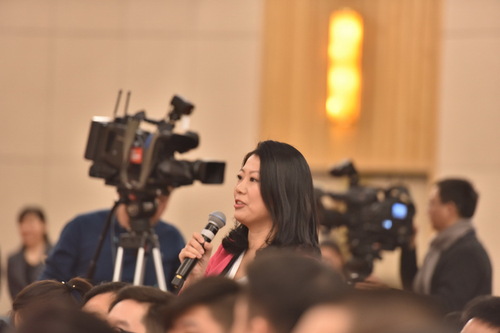 中國教育報記者提問。人民網記者 夏曉倫攝