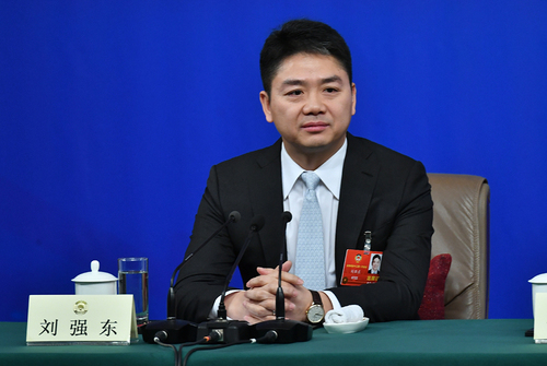 全國(guó)政協(xié)委員、中國(guó)民間商會(huì)副會(huì)長(zhǎng)、京東集團(tuán)董事局主席兼首席執(zhí)行官劉強(qiáng)東。人民網(wǎng)記者 于凱 攝