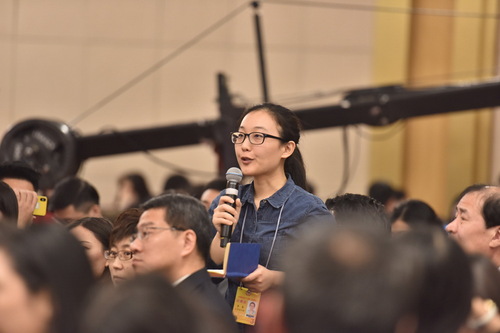 北京青年報記者提問。人民網記者 夏曉倫攝