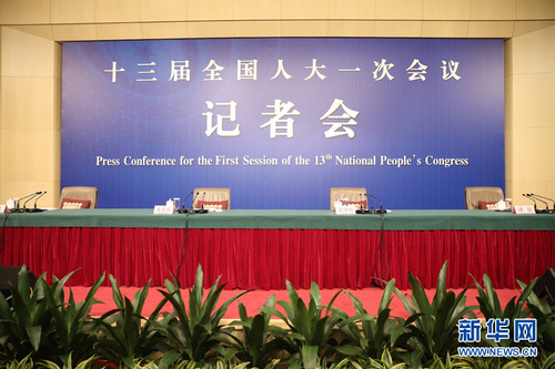 　十三屆全國人大一次會議新聞中心3月10日15時在梅地亞中心多功能廳舉行記者會，邀請國務院國資委主任肖亞慶，副秘書長、新聞發言人彭華崗就“國有企業改革發展”相關問題回答中外記者提問。圖為記者會現場。新華網 中國政府網 翟子赫 攝
