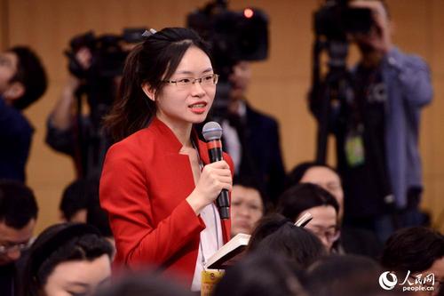 上海證券報記者提問 人民網記者 郝勇 攝