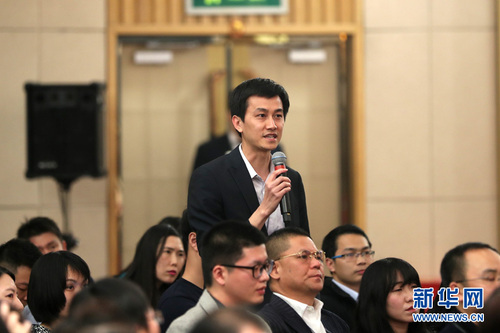圖為中國國際廣播電臺記者提問。新華網(wǎng) 中國政府網(wǎng) 曲植 攝