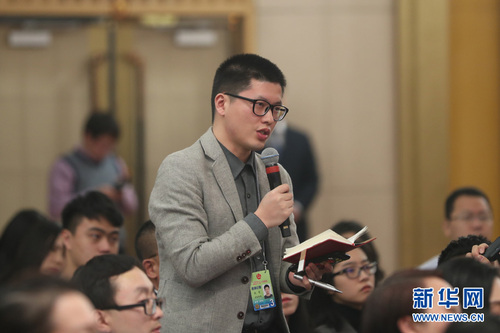 圖為香港商報記者提問。新華網 中國政府網 曲植 攝