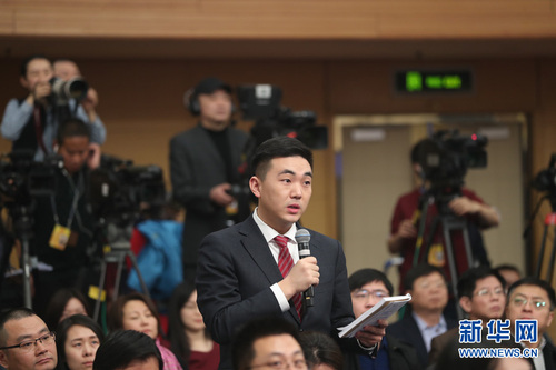 圖為浙江衛視記者提問。新華網 中國政府網 曲植 攝