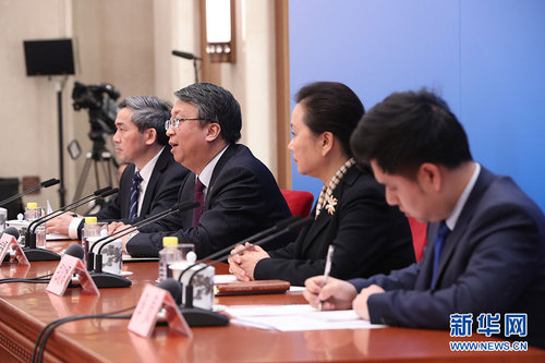 沈春耀介紹憲法修正案有關情況