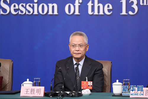 圖為十二屆全國人大內(nèi)司委副主任委員王勝明。新華網(wǎng)中國政府網(wǎng) 翟子赫 攝