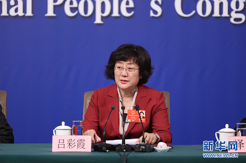 圖為環資委委員呂彩霞回答記者提問。新華網 中國政府網 翟子赫 攝