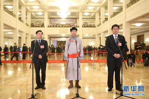 3月13日，十三屆全國人大一次會議在北京人民大會堂舉行第四次全體會議。這是全國人大代表阿東（右）、孟海（中）、朱有勇（左）在“代表通道”接受采訪。