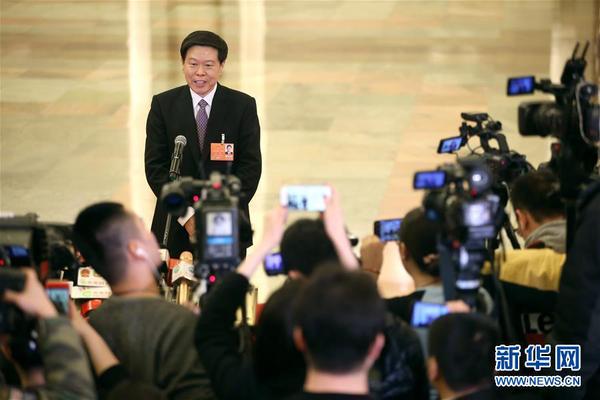 　3月13日，十三屆全國(guó)人大一次會(huì)議在北京人民大會(huì)堂舉行第四次全體會(huì)議。這是國(guó)家稅務(wù)總局局長(zhǎng)王軍在“部長(zhǎng)通道”接受采訪。