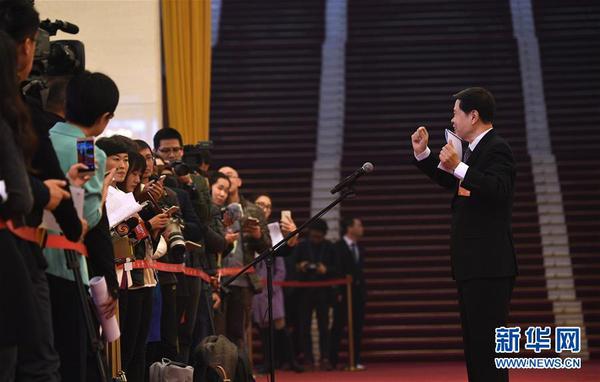 3月13日，十三屆全國(guó)人大一次會(huì)議在北京人民大會(huì)堂舉行第四次全體會(huì)議。這是國(guó)家稅務(wù)總局局長(zhǎng)王軍在“部長(zhǎng)通道”接受采訪。