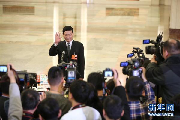 3月13日，十三屆全國人大一次會議在北京人民大會堂舉行第四次全體會議。這是國務(wù)院國資委主任肖亞慶在“部長通道”接受采訪。3
