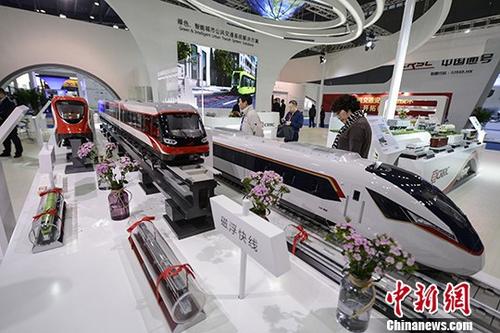10月25日，各式列車模型亮相展會(huì)。當(dāng)日，2017中國(湖南)國際軌道交通產(chǎn)業(yè)博覽會(huì)在長沙開展，展出范圍涵蓋中國軌道交通產(chǎn)業(yè)發(fā)展成就、鐵路及城市軌道交通車輛等軌道交通全產(chǎn)業(yè)鏈內(nèi)容。其中，中國的磁懸浮與高鐵產(chǎn)業(yè)受到眾多中外企業(yè)代表的青睞。
<a target='_blank' href='http://www.chinanews.com/'>中新社</a>記者 楊華峰 攝