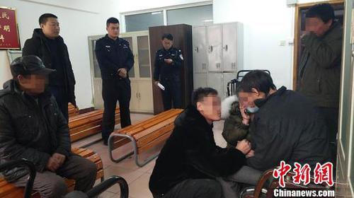 圖為家屬詢問男子相關(guān)信息。 警方供圖