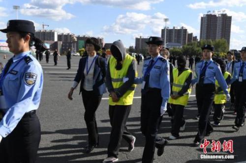 資料圖：警方從廣州用大巴車將275名電信詐騙犯罪嫌疑人押解回吉林省。張瑤 攝
