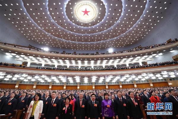 3月15日，全國政協(xié)十三屆一次會議在北京人民大會堂舉行閉幕會。這是委員們高唱國歌。