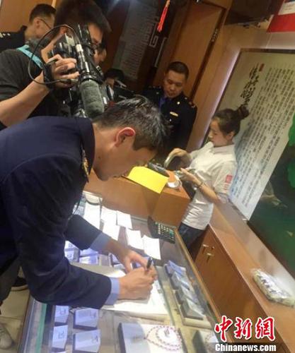 執法人員正在問題店內檢查。成都工商提供