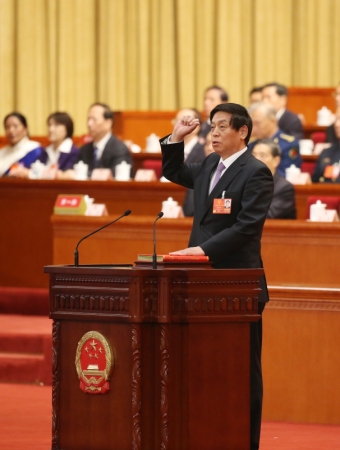 新當選的全國人大常委會委員長栗戰書進行憲法宣誓