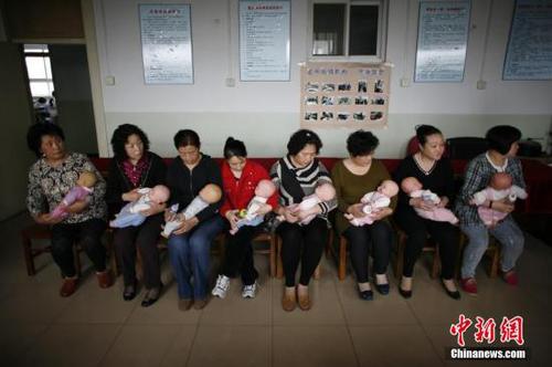 資料圖：月嫂培訓。<a target='_blank' href='http://www.chinanews.com/'>中新社</a>發 佟郁 攝