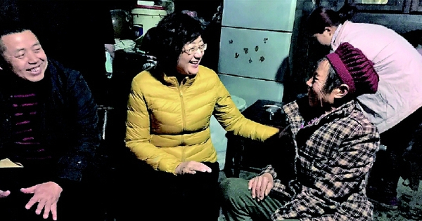 致公黨中央副主席呂彩霞在酉陽(yáng)縣車田鄉(xiāng)車田村貧困家庭調(diào)研。