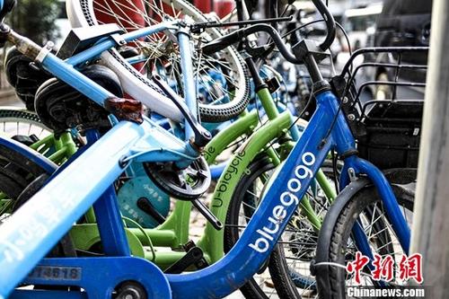資料圖：廣州，一輛小藍單車與其它品牌的共享單車被堆放在路邊。<a target='_blank' href='http://www.chinanews.com/'>中新社</a>記者 陳驥旻 攝