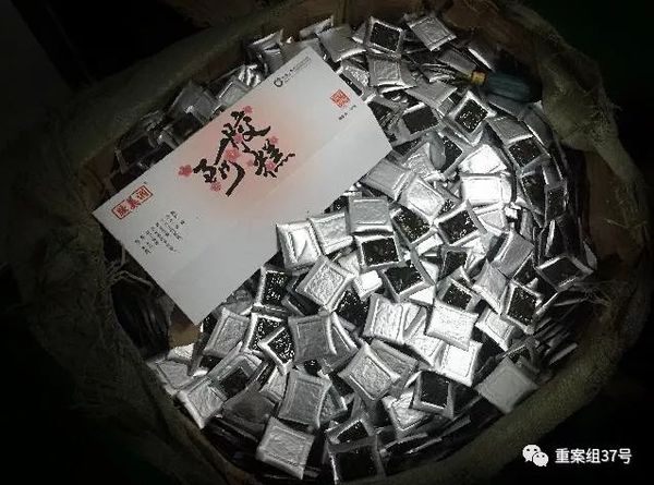 ▲3月5日，東阿祥云堂公司生產(chǎn)車間的紙箱里等待包裝的“阿膠糕”。該公司負(fù)責(zé)人介紹，這些阿膠糕是用牛皮膠添加明膠熬制。    新京報(bào)記者 大路 攝