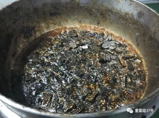 ▲3月5日，東阿祥云堂公司熬膠車間的鍋里，制作“阿膠糕”剩下的邊角料被熬化重新生產(chǎn)。    新京報(bào)記者 大路 攝