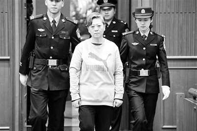 “紅通”嫌犯外逃17年后受審 曾伙同他人收好處費(fèi)