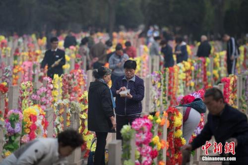 資料圖：4月3日，山西省太原市，大批民眾在墓園祭奠親人。 韋亮 攝