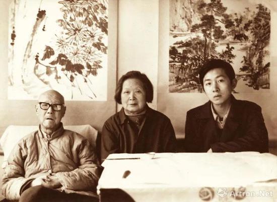 張伯駒、潘素夫婦及外孫樓開肇合影
