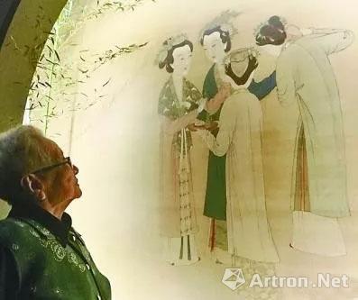 張伯駒與潘素愛女張傳綵在《王蜀宮妓圖》燈箱前駐足凝視。 　光明日?qǐng)?bào)記者 李韻攝