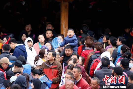 前來(lái)觀(guān)雪、賞花、爭(zhēng)睹山岳經(jīng)典峰林仙境的游客人山人海 王中舉 攝
