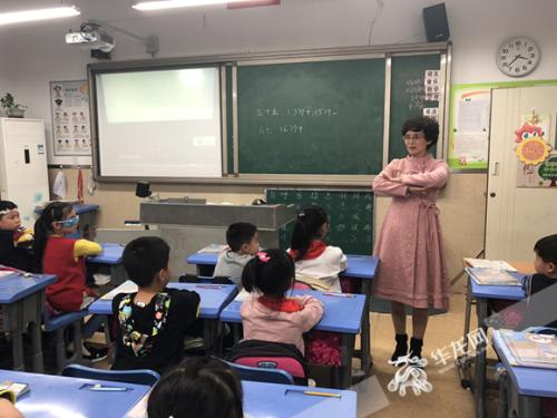 課堂上的劉紅。 記者 馮司宇 攝