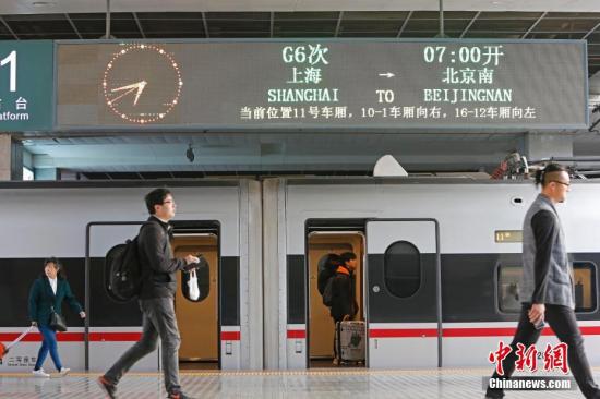 4月10日，旅客乘坐G6次“復(fù)興號”列車。當(dāng)日上午，從上海站始發(fā)的G6次“復(fù)興號”高鐵列車駛出站臺，向目的地北京開行，這是上海站首開“復(fù)興號”京滬高鐵。10日零時(shí)起，中國鐵路實(shí)行新的列車運(yùn)行圖。新圖實(shí)施后，上海至北京間的“復(fù)興號”京滬高鐵列車將從原來的7對增加到10對，其中2對為上海站始發(fā)，8對為上海虹橋站始發(fā)，北京至上海間實(shí)現(xiàn)最快4小時(shí)18分可達(dá)。 <a target='_blank' href='http://www.chinanews.com/'>中新社</a>記者 殷立勤 攝