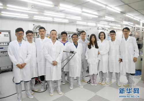 4月11日，復旦大學微電子學院教授張衛、周鵬團隊在實驗室內合影。近日，復旦大學微電子學院教授張衛、周鵬團隊實現了具有顛覆性的二維半導體準非易失存儲原型器件，開創了第三類存儲技術，寫入速度比目前U盤快一萬倍，數據存儲時間也可自行決定。 新華社記者 丁汀 攝 圖片來源：新華網