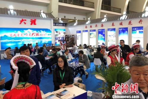 云南大理展臺內(nèi)大量民眾在進行咨詢。 今年，云南展團以健康生活、健康云南目的地為主打產(chǎn)品。程春雨 攝