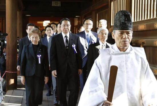 日本跨黨派議員聯盟75名成員集體參拜靖國神社