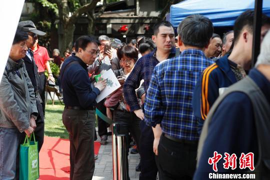 許多郵迷排隊(duì)等待購買《紅樓夢系列畫稿冊》郵品。　殷立勤 攝
