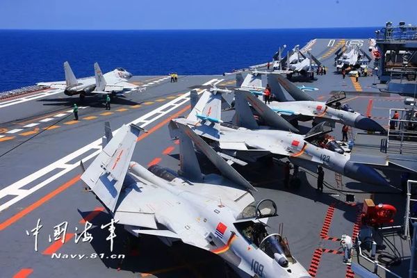 ▲艦載戰斗機著艦轉向停機區。記者張雷 攝