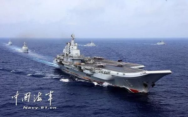 ▲鐵流滾滾，駛向深藍。張雷 攝