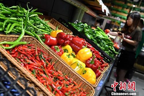 10月16日，中國國家統(tǒng)計局發(fā)布的數(shù)據(jù)顯示，9月份，全國居民消費價格(CPI)同比上漲1.6%，漲幅比上月回落0.2個百分點。1至9月平均，全國居民消費價格總水平比去年同期上漲1.5%。圖為10月11日市民在福建省寧德市一超市選購蔬菜。<a target='_blank' href='http://www.chinanews.com/'>中新社</a>記者 張斌 攝