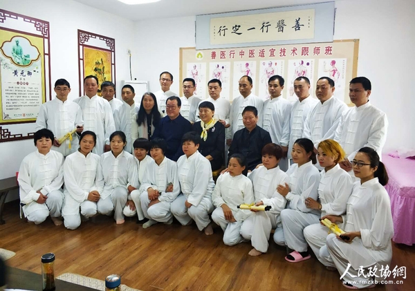 四、與會(huì)領(lǐng)導(dǎo)與部分善醫(yī)行的學(xué)員們親切留影。梓涵 攝影