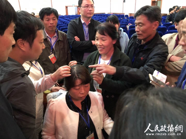 五、善醫(yī)行學(xué)員在練習(xí)針灸實(shí)操技術(shù)。呂平平 攝影