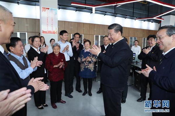 4月26日上午，中共中央總書記、國家主席、中央軍委主席習(xí)近平來到武漢市青山區(qū)工人村街青和居社區(qū)，看望干部群眾，就棚戶區(qū)改造和基層組織建設(shè)進(jìn)行調(diào)研。