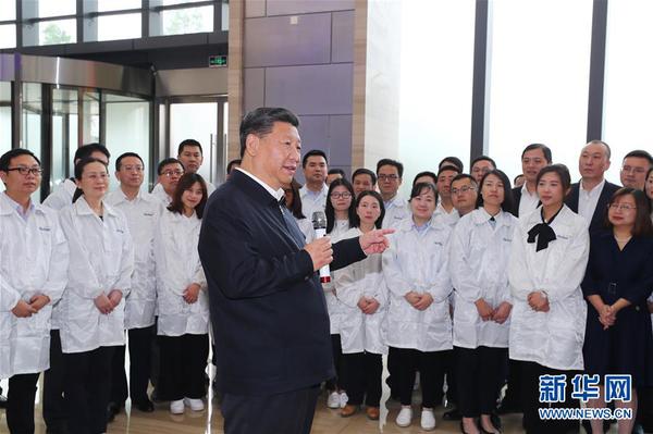4月26日上午，中共中央總書記、國家主席、中央軍委主席習(xí)近平在烽火集團(tuán)有限公司考察。2