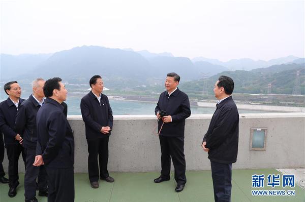 4月26日下午，中共中央總書記、國家主席、中央軍委主席習近平在武漢主持召開深入推動長江經濟帶發展座談會并發表重要講話。這是座談會前，習近平于24日下午在三峽大壩壩頂察看三峽工程和壩區周邊生態環境。4