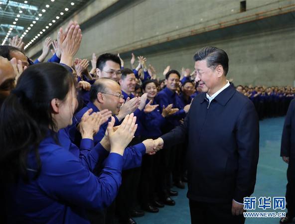 4月26日下午，中共中央總書記、國家主席、中央軍委主席習(xí)近平在武漢主持召開深入推動長江經(jīng)濟(jì)帶發(fā)展座談會并發(fā)表重要講話。這是座談會前，習(xí)近平于24日下午在三峽大壩左岸電站同技術(shù)人員、勞動模范、工作人員代表親切交流。