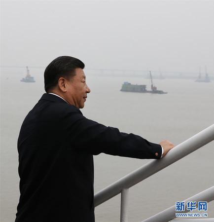 4月26日下午，中共中央總書記、國家主席、中央軍委主席習(xí)近平在武漢主持召開深入推動(dòng)長江經(jīng)濟(jì)帶發(fā)展座談會(huì)并發(fā)表重要講話。這是座談會(huì)前，習(xí)近平于25日下午在岳陽城陵磯水文站考察。2
