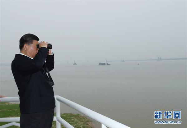 4月26日下午，中共中央總書記、國家主席、中央軍委主席習近平在武漢主持召開深入推動長江經濟帶發(fā)展座談會并發(fā)表重要講話。這是座談會前，習近平于25日下午在岳陽城陵磯水文站考察。3